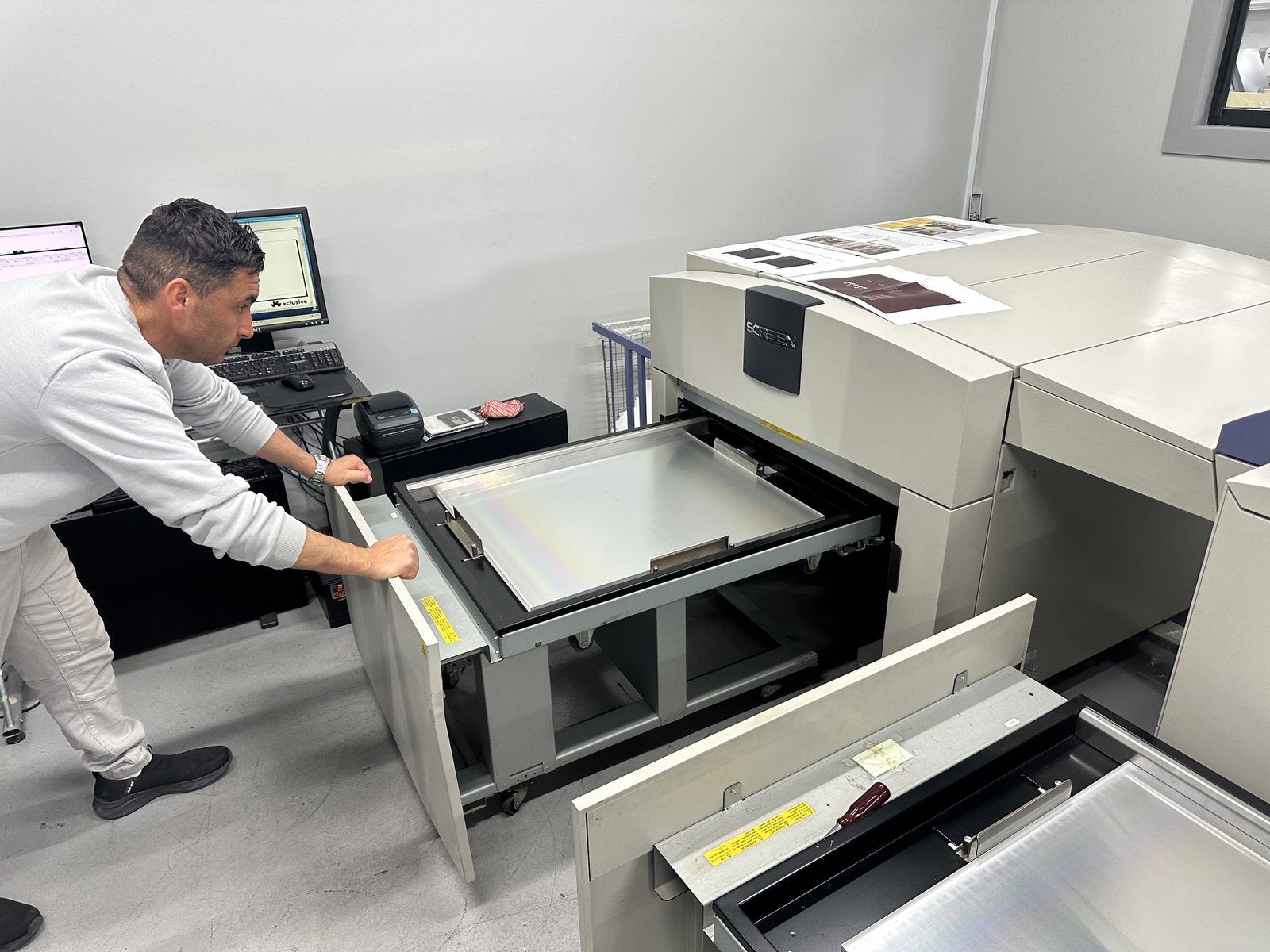 Print4Less professional pre-press workflow