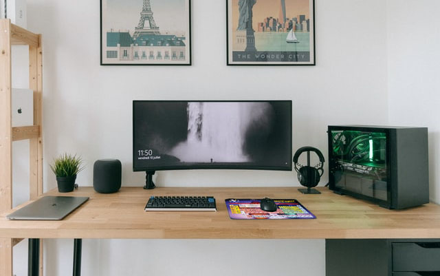 Hand using best stylus for Android on tablet surface